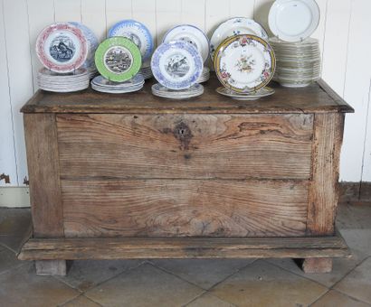 Oak chest of rectangular shape opening by...