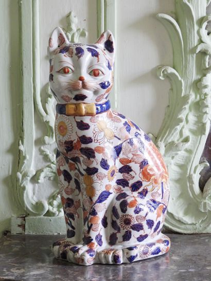 Chat en porcelaine à décor rouge, bleu et...