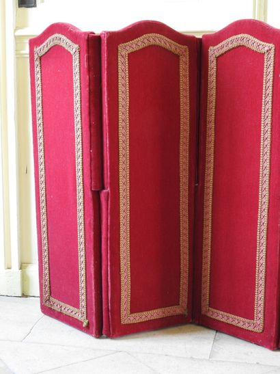 Small screen with four leaves in red velvet...