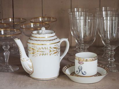 Reunion of a white and gold porcelain pot...