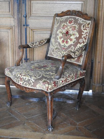 Pair of flat-backed armchairs in natural...