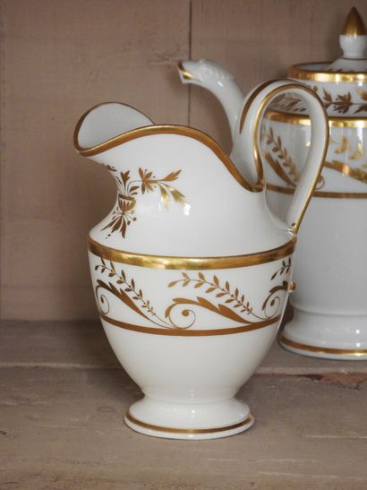 Verseuse et crémier en porcelaine émaillée...