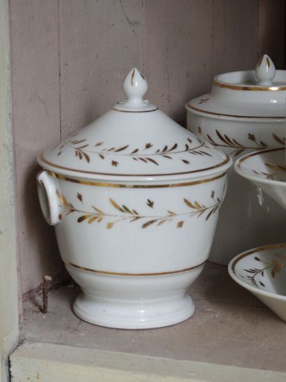 Partie de service en porcelaine blanche et...