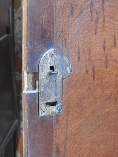 
Straight secretary in mahogany veneer, opening...