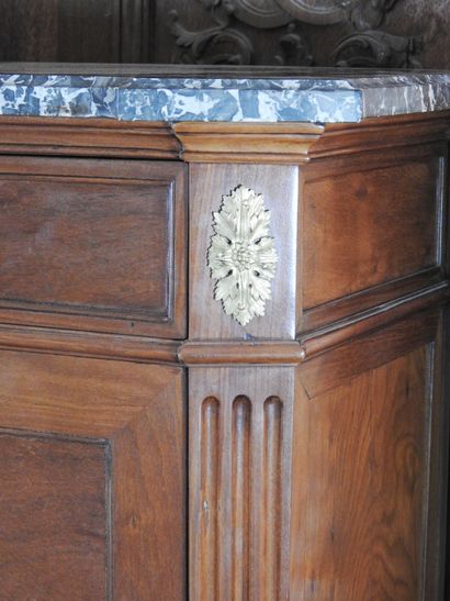 
Straight secretary in mahogany veneer, opening...