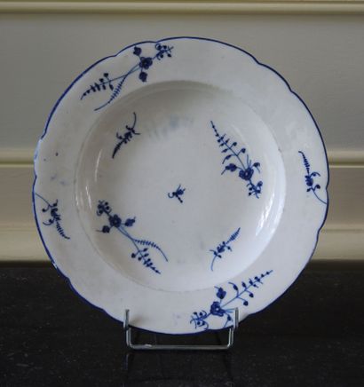 Soup plate in porcelain with decoration in...