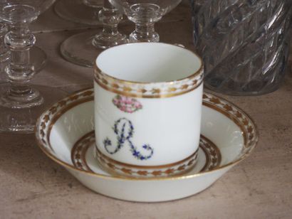 Reunion of a white and gold porcelain pot...