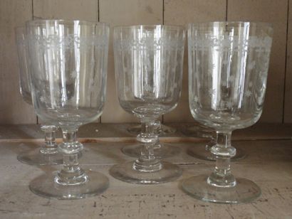 Suite of eight glasses engraved with garlands...