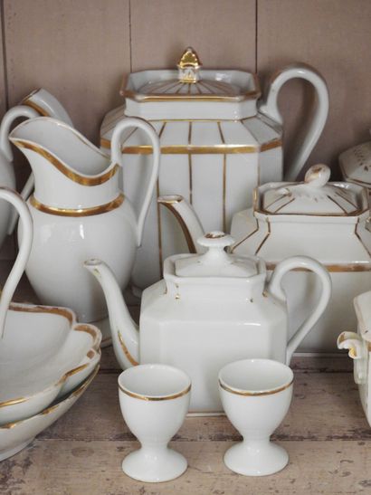 Ensemble en porcelaine émaillée à décor blanc...