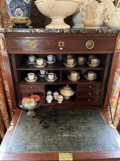 
Straight secretary in mahogany veneer, opening...