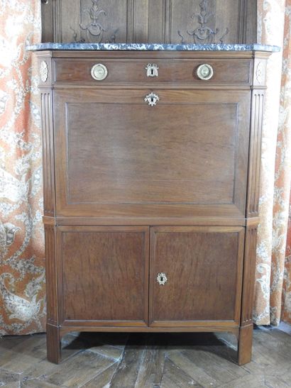 
Straight secretary in mahogany veneer, opening...