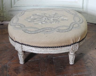 Oval-shaped footrest in white lacquered wood...