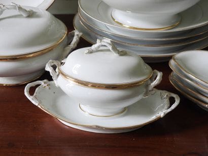 Partie de service de table en porcelaine...