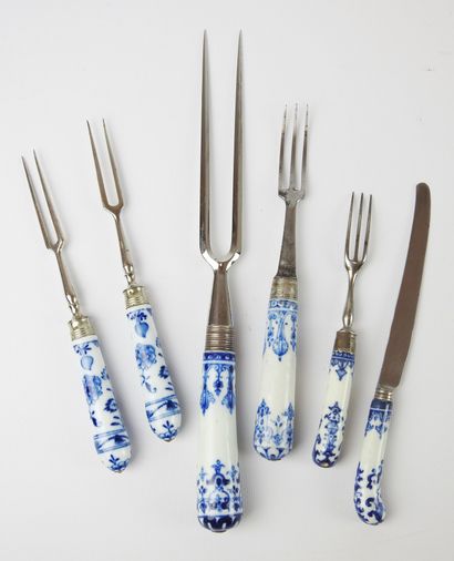 Set in metal and blue white porcelain composed...