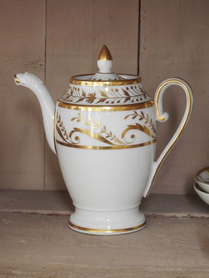 Verseuse et crémier en porcelaine émaillée...