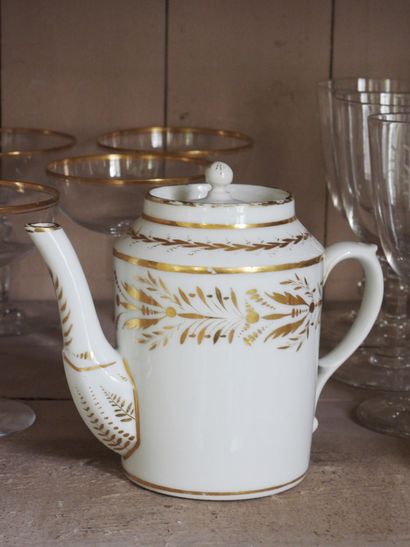 Reunion of a white and gold porcelain pot...