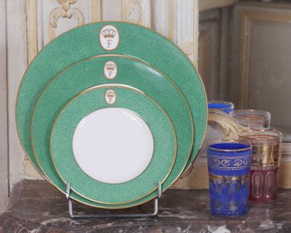 WEDGWOOD. Suite de trois assiettes en porcelaine...