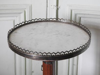 Mahogany pedestal table, resting on a tripod...