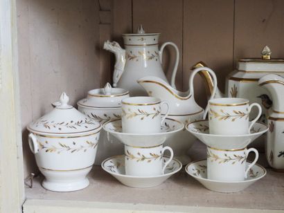 Partie de service en porcelaine blanche et...