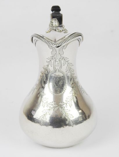 Selfish silver pot with flat bottom and medallion...