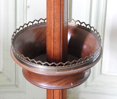 Mahogany pedestal table, resting on a tripod...
