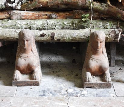 Paire de chenets à motif de sphinges en fonte....