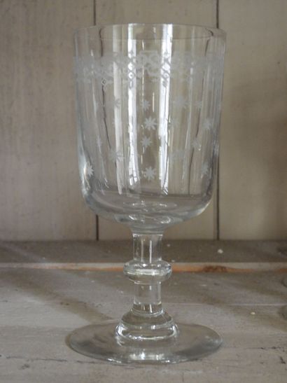 Suite of eight glasses engraved with garlands...