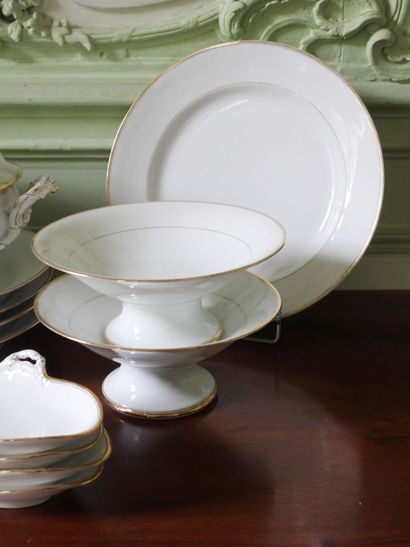 Partie de service de table en porcelaine...