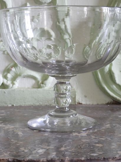 Drageoir en verre à cotes plates et pied...