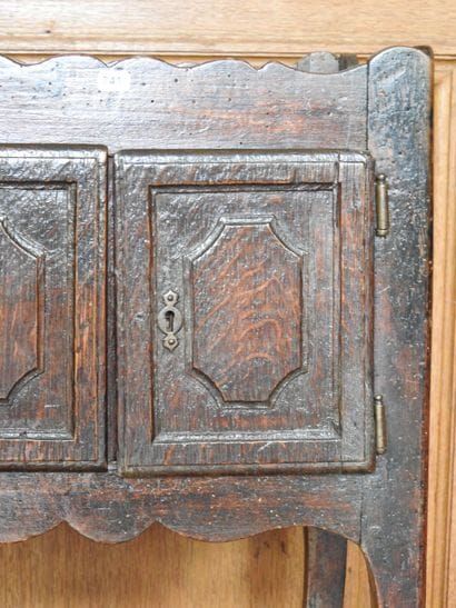 Small molded oak flying table opening in...