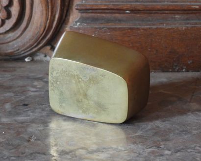 Ashtray in bronze representing a print of...