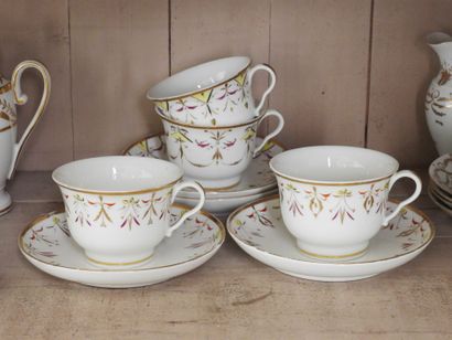 Suite de quatre tasses à chocolat en porcelaine...