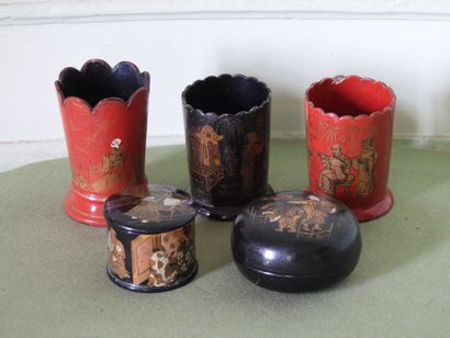 Lot en laque et carton bouilli à décor dans...