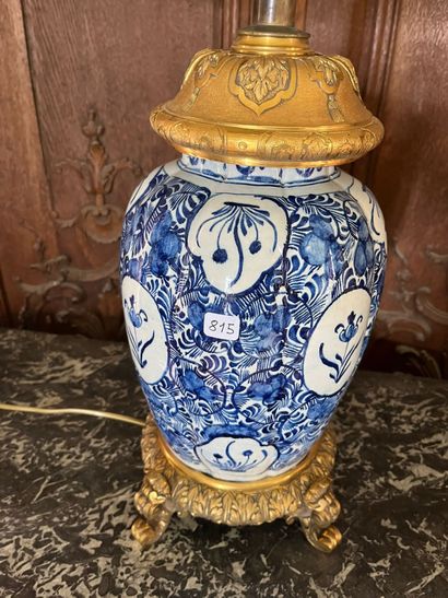 Vase en faïence de Delft de forme balustre...