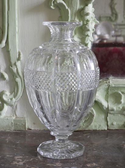 Paire de vases en cristal taillé et facetté...