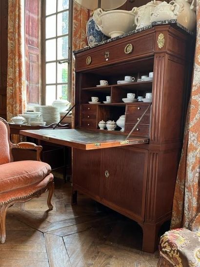 
Straight secretary in mahogany veneer, opening...