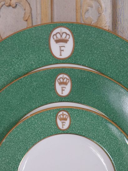 WEDGWOOD. Suite de trois assiettes en porcelaine...