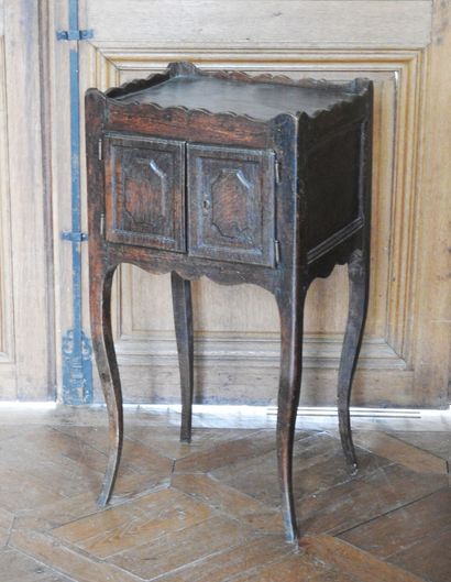 Small molded oak flying table opening in...