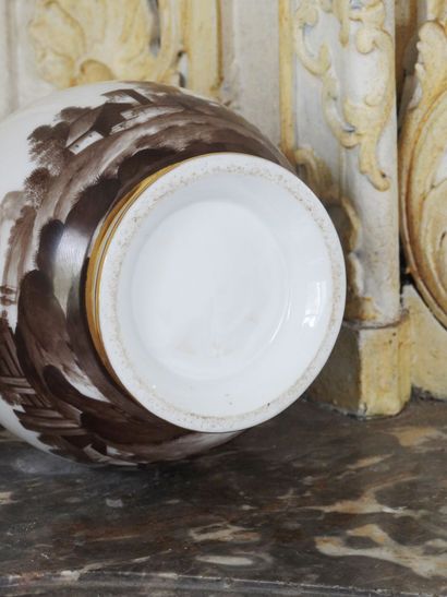 Verseuse en porcelaine émaillée et dorée...