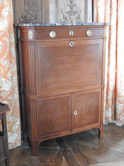 
Straight secretary in mahogany veneer, opening...