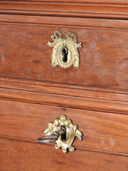 
Straight secretary in mahogany veneer, opening...