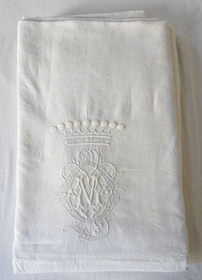 Linen set composed of a Top Sheet, a Bottom...