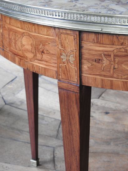 Table bouillotte in veneer and inlaid decoration...