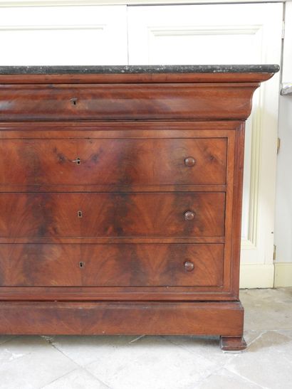 Mahogany and mahogany veneer chest of drawers...