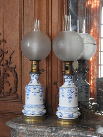 Pair of oil lamps in porcelain with white-blue...