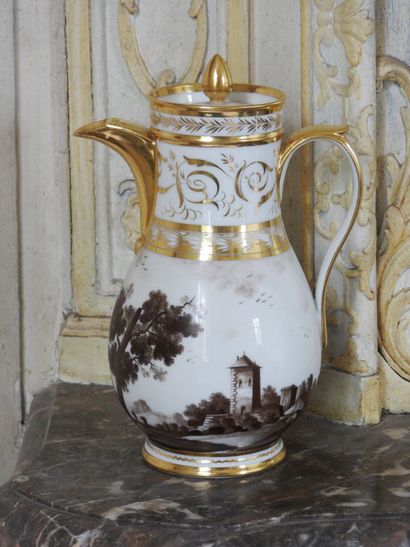 Verseuse en porcelaine émaillée et dorée...