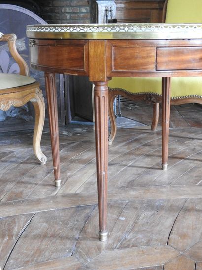 Mahogany bouillotte table opening in the...