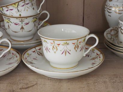 Suite de quatre tasses à chocolat en porcelaine...