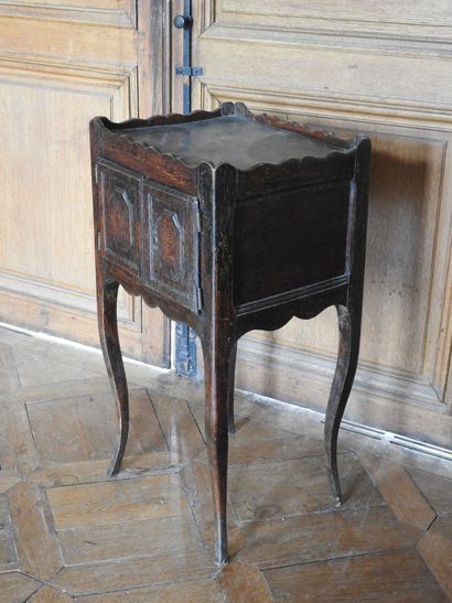 Small molded oak flying table opening in...