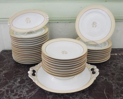 Partie de service de table en porcelaine...